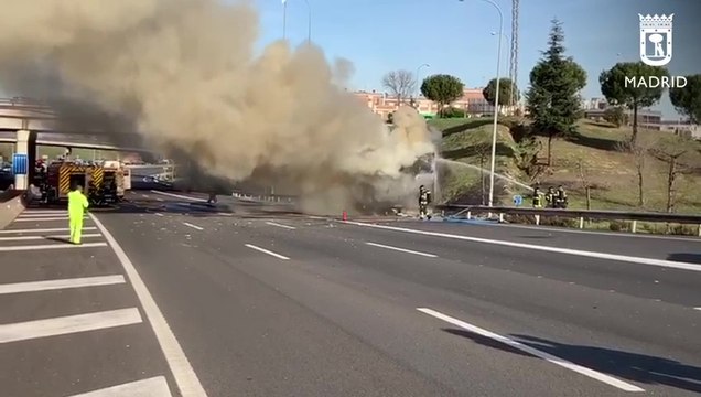 Arde sin heridos un camión de congelados en la M-40