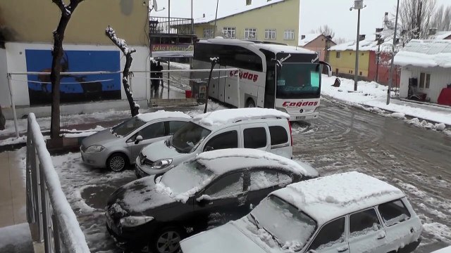 Ovacık'ta kar yağışı etkili oluyor -TUNCELİ