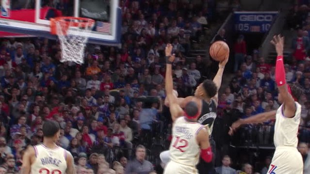 Giannis produces monster dunk for Bucks