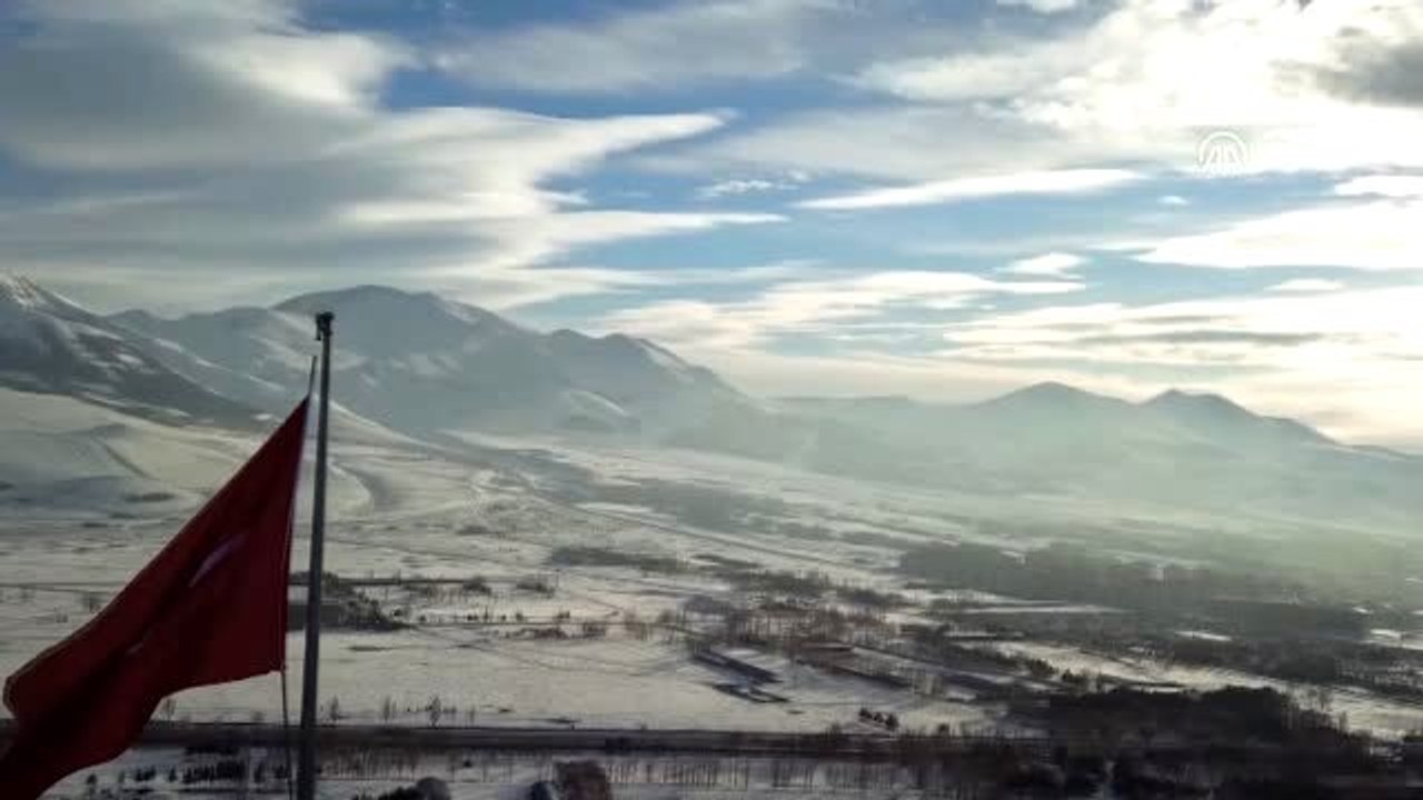 İstiklal Marşı'nı okudukları kliple İstiklal Şairi'ni andılar