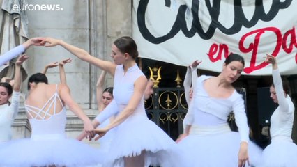 راقصات باليه أوبرا باريس يشاركن في إضرابات فرنسا على طريقتهن الخاصة