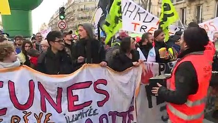 Retraites: défilé à Paris, après "22 jours de grève on lâche rien"
