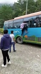 Dévisser un pneu de camion debout sur la clé !