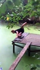 Tarzan se prend le ponton en liane !