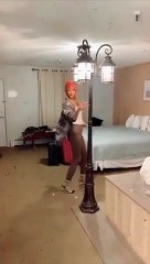 Pole dance sur une lampe : elle détruit la déco de l'hotel !