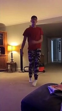 Saut au plafond : il détruit la lampe !