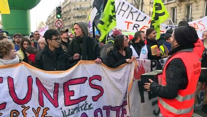 Retraites: défilé à Paris, après "22 jours de grève on lâche rien"