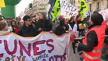 Retraites: défilé à Paris, après "22 jours de grève on lâche rien"