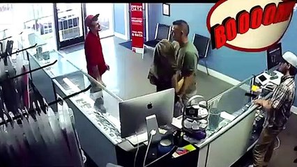 Cachas le parte la cara a un tipo que miraba el trasero de su novia... y la decepciona