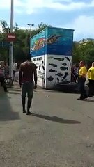 El vídeo del inmigrante que monta una bronca terrible e impide el paso a una ambulancia en Barcelona