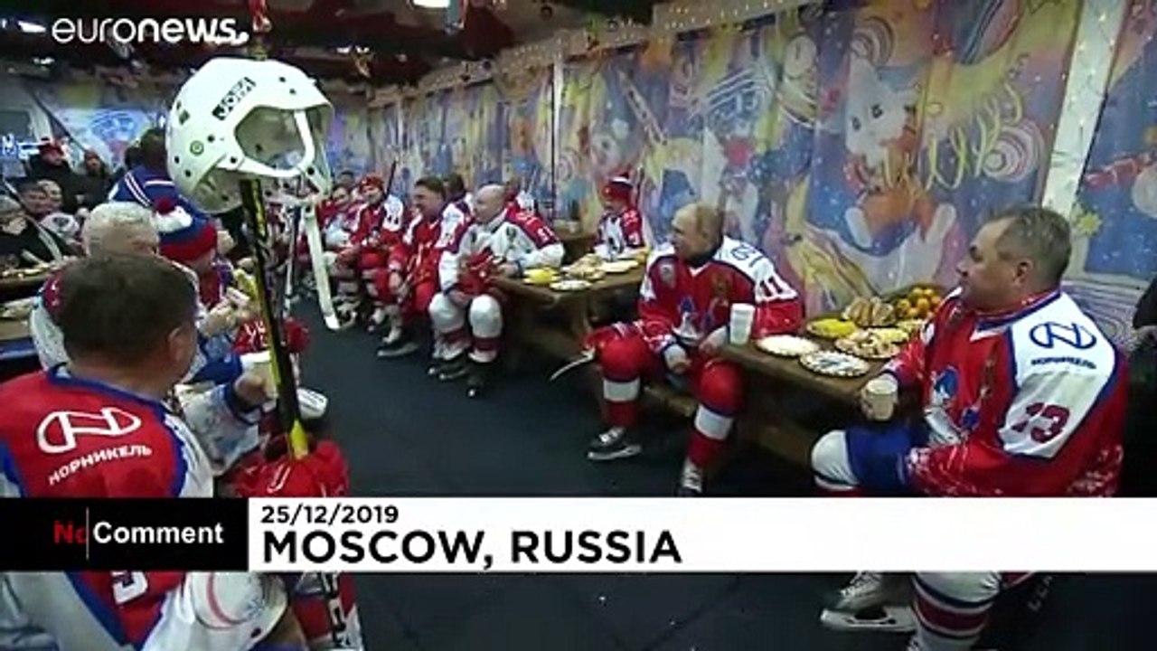 Putin spielt Eishockey auf Rotem Platz