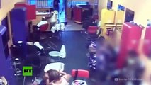 El dueño de esta peluquería expulsa a escobazos a tres hombres armados con pistolas