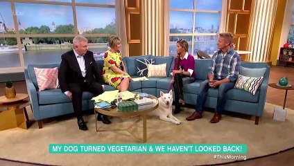 Afirma alegremente que su perro es vegetariano y este la deja en ridículo ante las cámaras