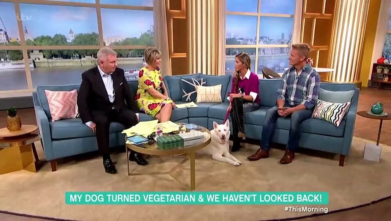 Afirma alegremente que su perro es vegetariano y este la deja en ridículo ante las cámaras