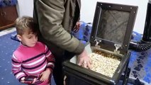 Syrie: des poêles aux écorces de pistache pour lutter contre le froid