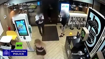 Esta chica rubia escupe a la cara a un empleado de McDonald's por pedirle que saliera del local