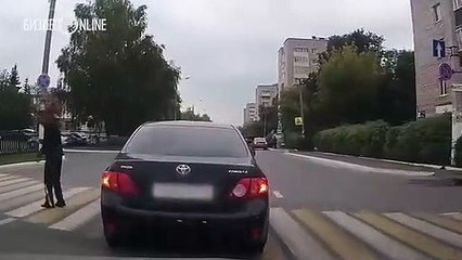 Este conductor baja los humos a un peatón con una patada en el culo