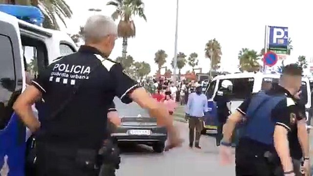 Así atacan unos manteros a la policía de Colau durante una redada