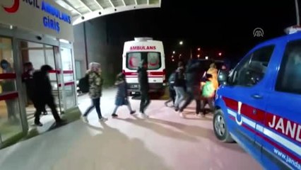 Düzensiz göçmenleri taşıyan kamyon devrildi: 32 yaralı (2)