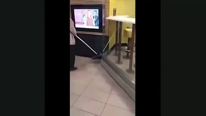 ¡A la caza de la rata! Empleados de un McDonald’s persiguen con fregonas a un roedor