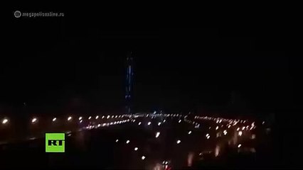 Captan el momento exacto en que un relámpago impacta el rascacielos más alto de Europa