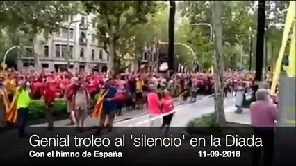 Histrionismo en Cataluña: troleo máximo al minuto de silencio en la Diada con el himno de España… y los indepes se ponen todos a gritar como enajenados