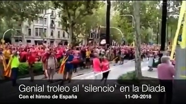 Histrionismo en Cataluña: troleo máximo al minuto de silencio en la Diada con el himno de España… y los indepes se ponen todos a gritar como enajenados