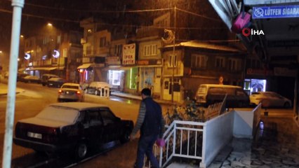 Akşam saatlerinde başlayan kar yağışı vatandaşları sevindirdi