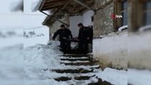 Jandarma ekipleri yoğun kar ve tipide rahatsızlanan vatandaşı 2 kilometre sedye ile taşıdı