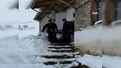 Jandarma ekipleri yoğun kar ve tipide rahatsızlanan vatandaşı 2 kilometre sedye ile taşıdı