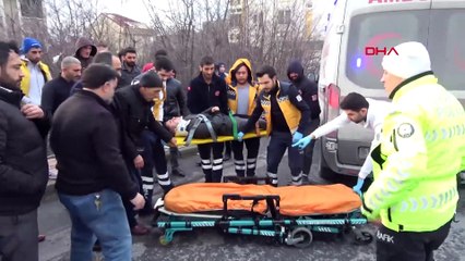 Evden getirdiği battaniyeyi yaralının üstüne örttü 