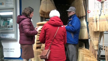 Aldığı otları işleyip süpürge haline getiriyor