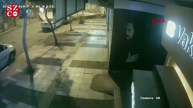 Manisa'da çatının yere düşme anı güvenlik kamerasında