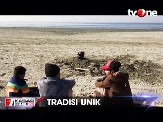 Tradisi Unik Saat Gerhana, Kuburkan Diri di Pasir Pantai