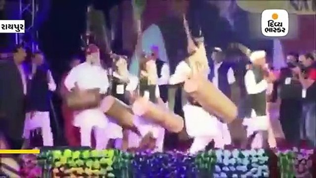 કોંગ્રેસ નેતા રાહુલ ગાંધીએ કલાકારો સાથે આદિવાસી નૃત્ય કર્યુ