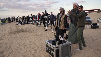 العشرات يتجمعون لمتابعة كسوف الشمس الحلقي في عمان