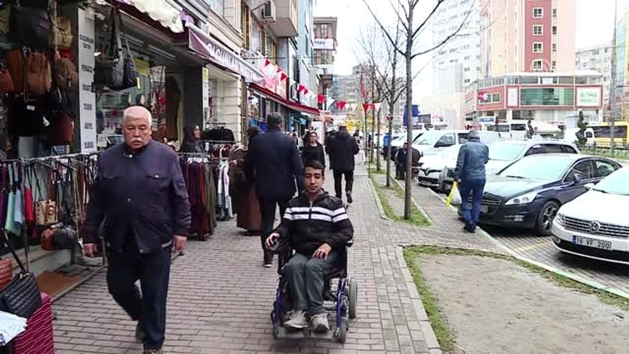 Bedensel engelli memur, işitme engelliler için işaret dili öğrendi