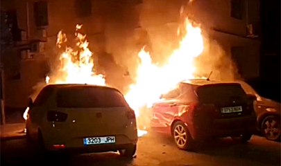 Cuatro coches afectados en un incendio en la calle  Madre San Marcelo de Sevilla