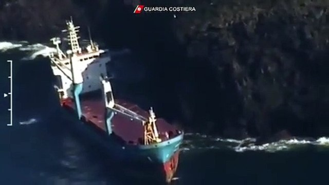 Sardegna, nave mercantile contro scogl,i monitoraggio della Guardia Costiera (26.12.19)