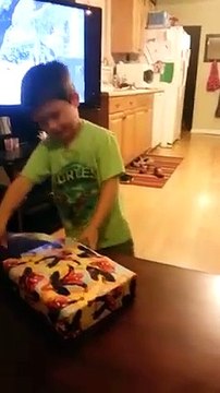 Cadeau pour fille ? Ce garçon pète un plomb à Noël !