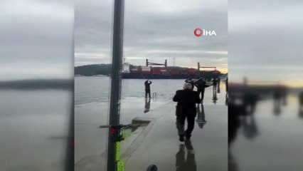 Rumeli Hisarı açıklarında bir yük gemisi kıyıya çarptı