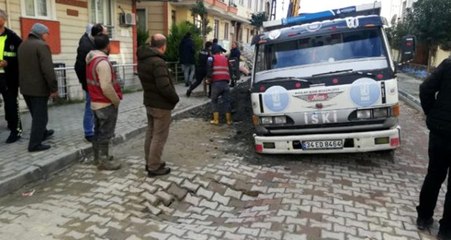 Avcılar'da yol çöktü, kamyon mahsur kaldı
