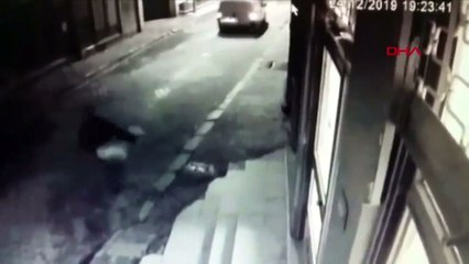 Apartman önüne bebek bırakan kişi kamerada