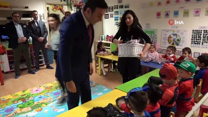 Başkan Akpolat, kreşlerde eğitim gören çocukları ziyaret ederek hediye dağıttı