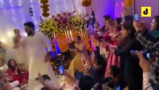 Iqra Aziz and Yasir Hussain dance on their Mehndi