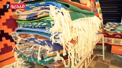 بإيادينا قرى من ذهب.. فوة تعزف على النول لغزل الكليم اليدوى