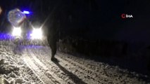 Tipide zorlu eve dönüş...Meradaki 300 küçükbaş hayvan, kar yağışı altında 6 saat sonra köye ulaştırıldı