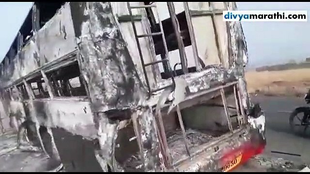 बीड-अहमदनगर मार्गावर धावती बस जळून खाक