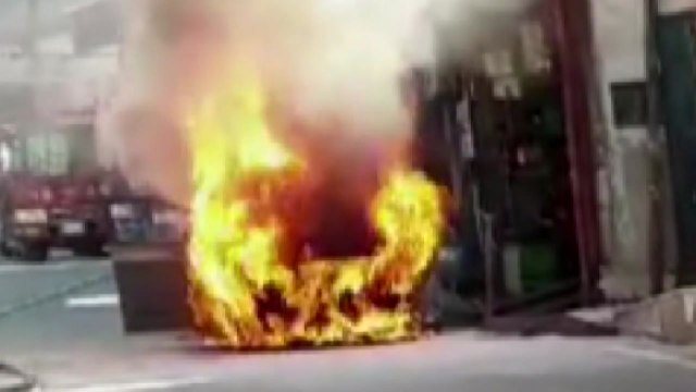 서울 흑석동서 주차 차량 화재...엔진에서 발화 / YTN