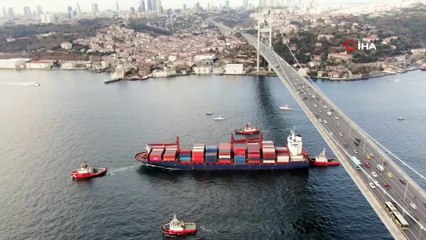 Kıyıya çarpan geminin römorkörle çekildiği anlar havadan görüntülendi